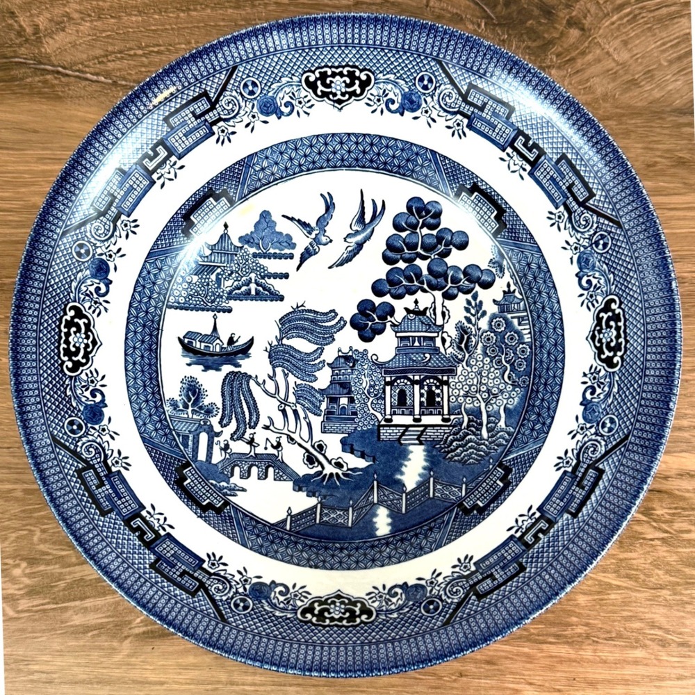 Blue Willow Churchill England Staffordshire 9 1/2" Vegetable Bowl Georgian Shape